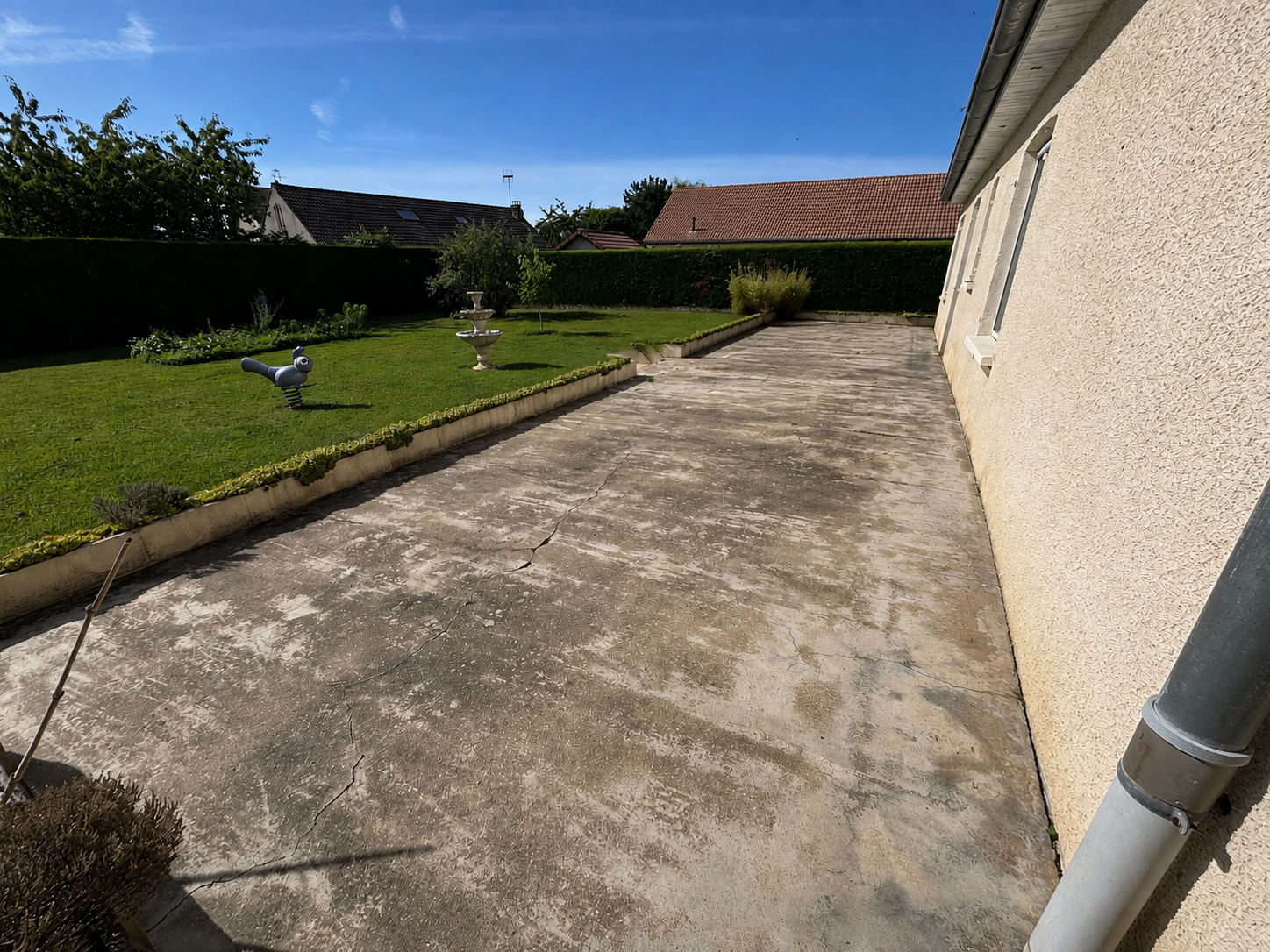 Terrasse en béton avant nettoyage
